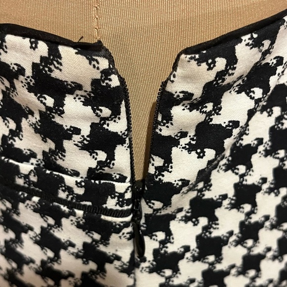 WHBM Stylish Black and White Houndstooth Mini Skirt, size 2 - Picture 5 of 9